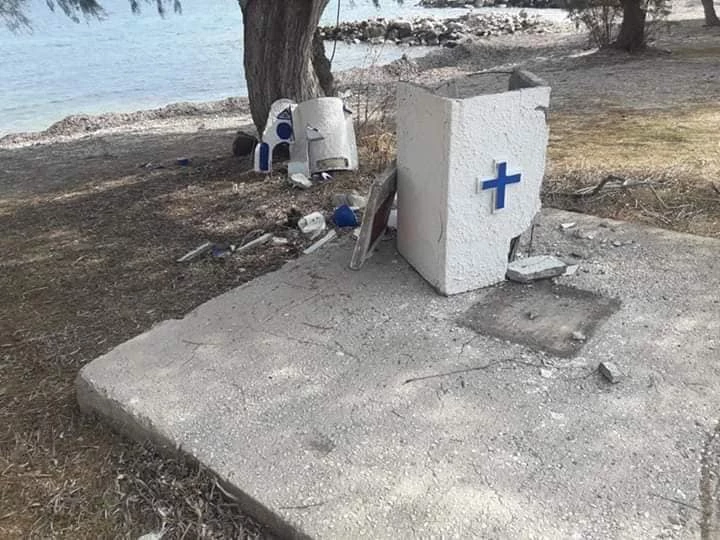 Η Ορθοδοξία στο στόχαστρο: «Άγνωστοι» γκρεμίζουν σταυρούς, εκκλησάκια και προκαλούν τους πιστούς – Εικόνες-σοκ από την Μυτιλήνη